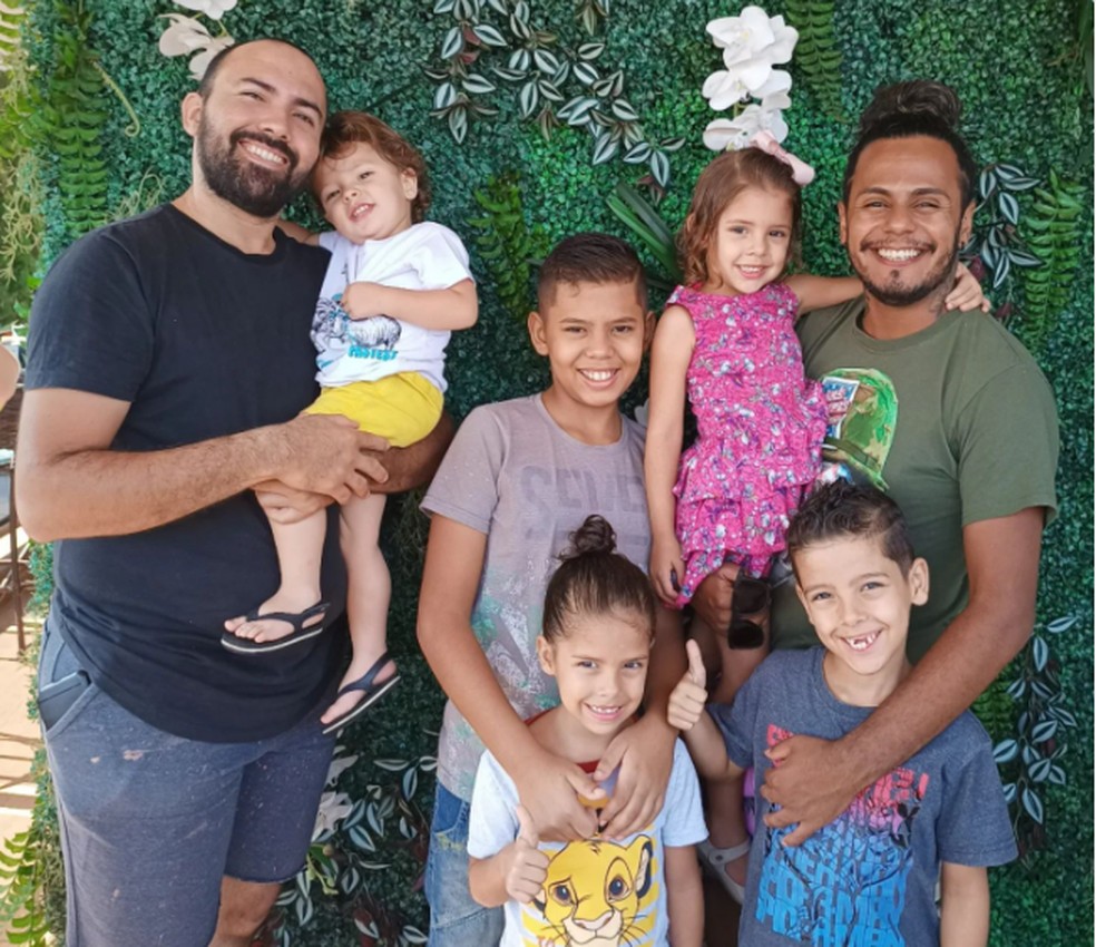 Daniel e Jhonantan adotaram cinco irmãos em Rio Claro — Foto: Arquivo pessoal