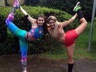 Bailarinas do Faustão mostram que são flexíveis em poses inusitadas