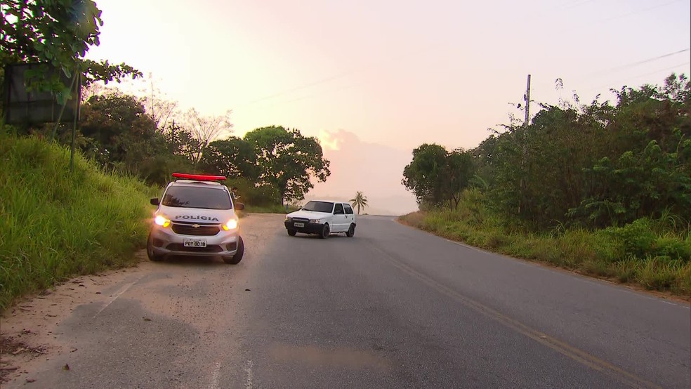 Carro foi encontrado parado no meio da rodovia PE-50 com casal morto dentro — Foto: Reprodução/TV Globo