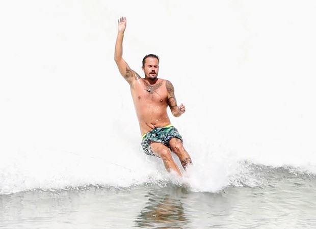 Paulinho Vilhena surfa na praia da Macumba (Foto: Dilson Silva / Agnews)