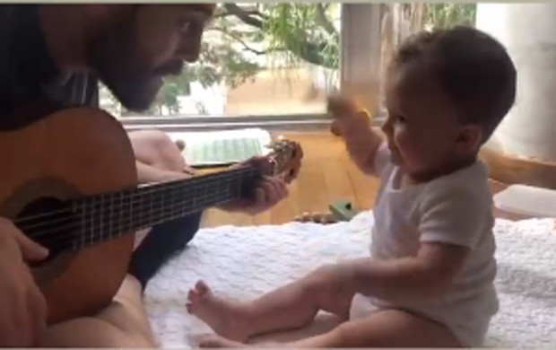 Músico Tomás Bertoni, marido de Titi Müller, canta pro filho, Benjamin (Foto: Reprodução/Instagram)