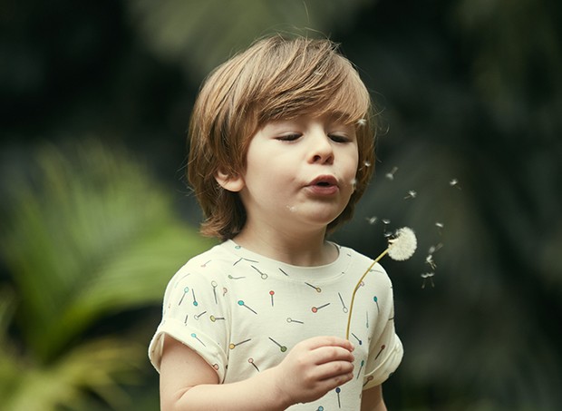 Menino se diverte na natureza (Foto: Raquel Espírito Santo)