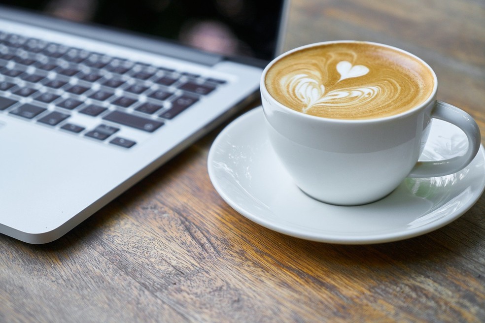 Café: duas ou três xícaras por dia estão associadas a uma chance menor de doença cardiovascular ou arritmias  — Foto: Engin Akyurt para Pixabay