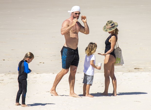 Chris Hemsworth e Elsa Pataky aproveitam praia com os filhos em Byron Bay (Foto: The Grosby Group)