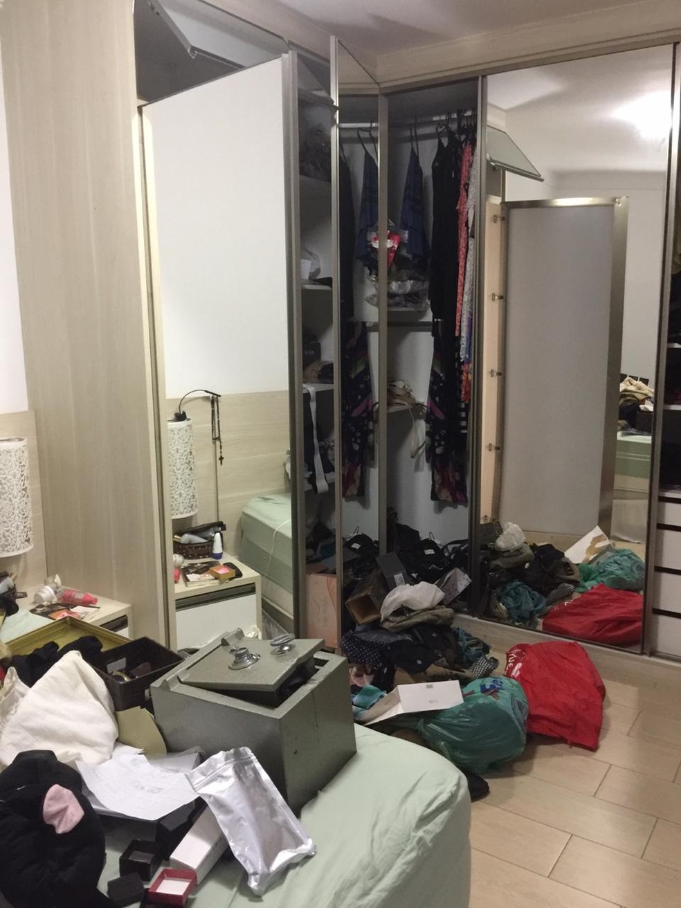 Invasores deixaram o apartamento da vÃ­tima revirado para encontrar objetos de valor, em Praia Grande, SP â€” Foto: Lucineia Candido/Arquivo Pessoal