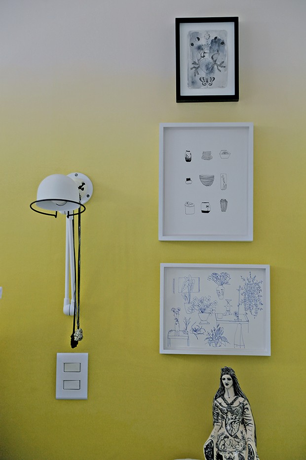 Lifestyle decor - Papel de parede amarelo na cabeceira de Ana (Foto: Rogerio Voltan)