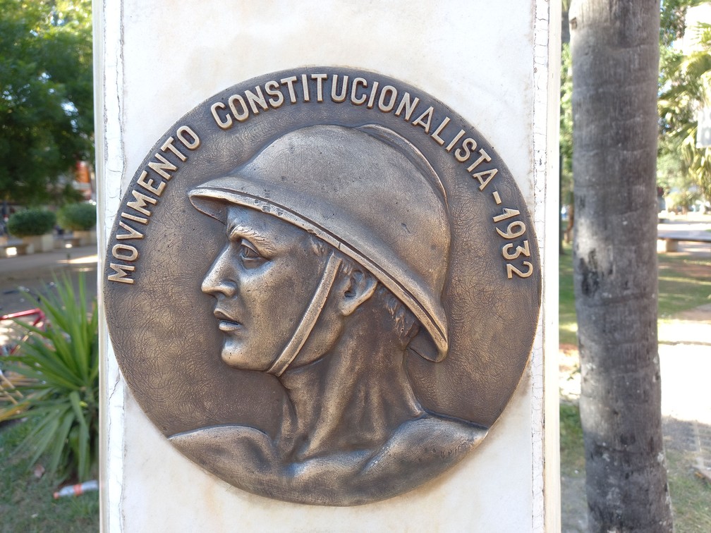 Detalhe do obelisco do Soldado Constitucionalista na Praça 9 de Julho, em Presidente Prudente (SP) — Foto: Leonardo Bosisio/g1