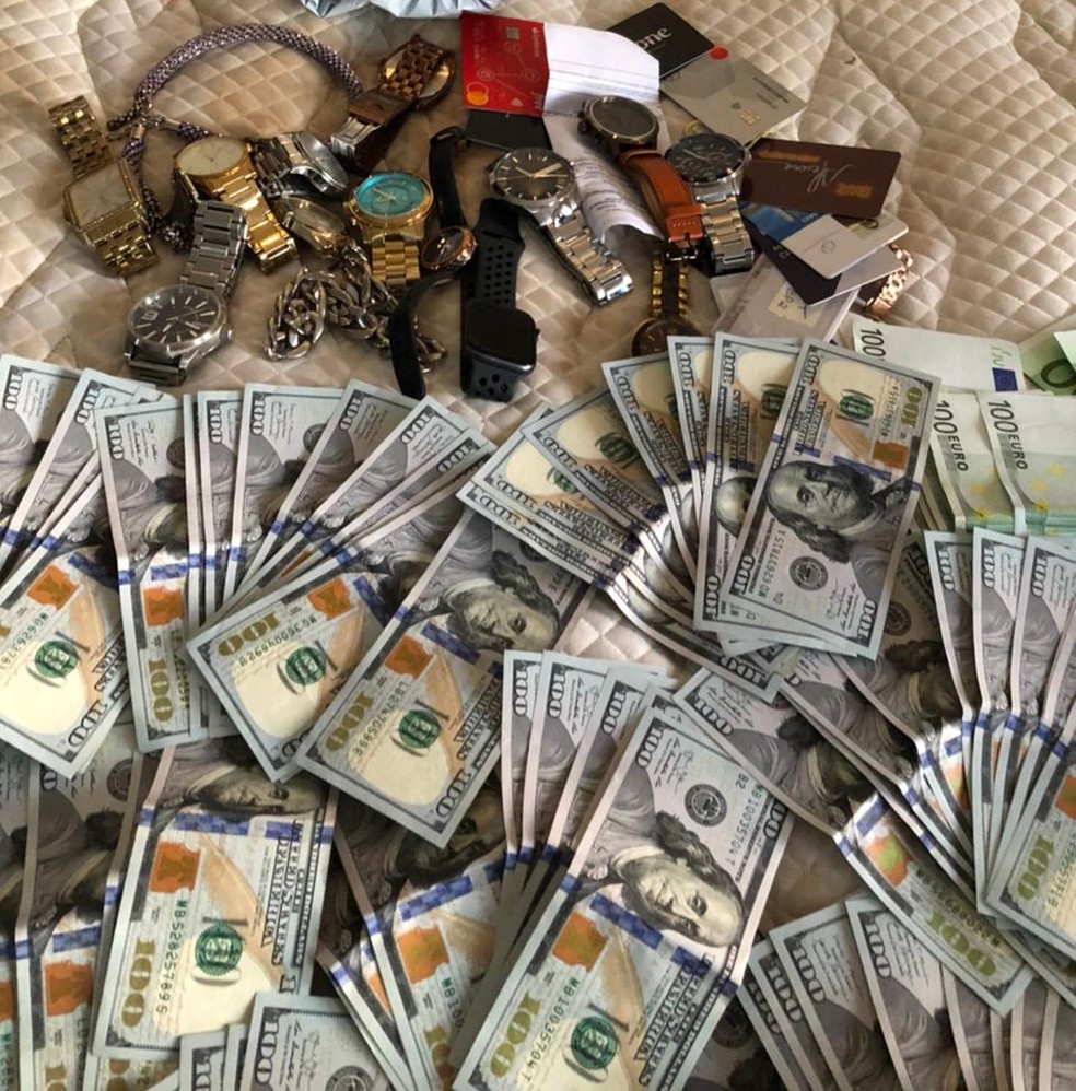 Dólares e relógios apreendidos na operação 'Shark' — Foto: Polícia Civil/Divulgação