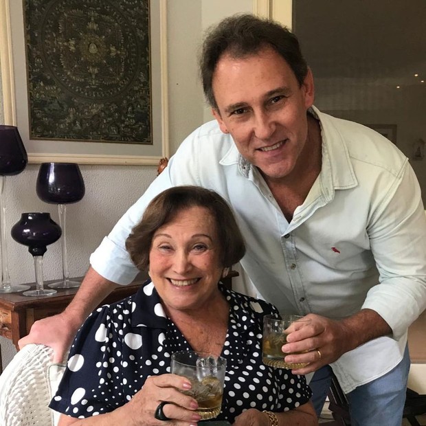 Paulo Goulart com a mãe, Nicette Bruno (Foto: Reprodução/Instagram)
