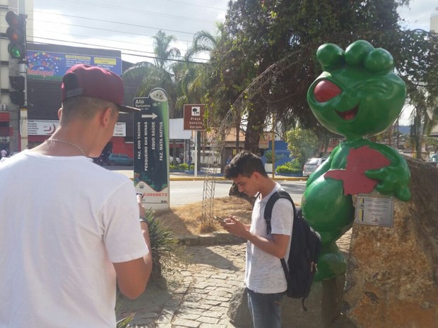 Estudantes foram flagrados pelo G1 caçando pokémon em Varginha (Foto: Régis Melo/G1)
