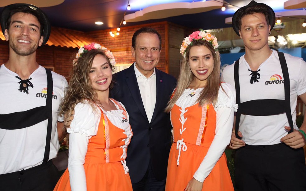 O prefeito João Doria posa com jovens vestidos com roupas típicas alemãs na Oktoberfest em São Paulo (Foto: Celso Tavares/G1)