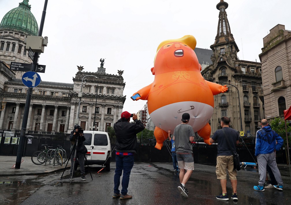O balão 'Baby Trump' é visto ao lado do Congresso em Buenos Aires, na Argentina — Foto: Pilar Olivares/Reuters