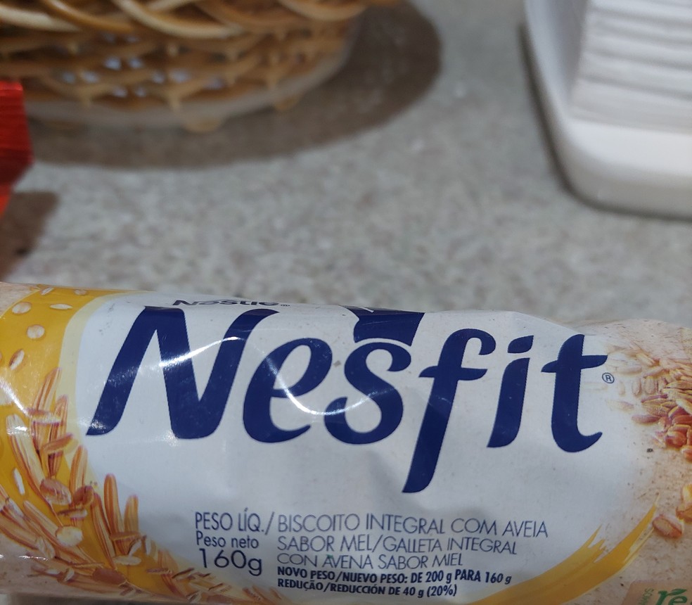 Biscoito Nesfit com aveia teve redução de peso de 20%, passando de 200g para 160g — Foto: g1