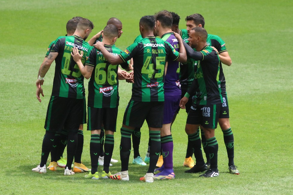 Jogadores do América-MG se reúnem antes de jogo com o Flamengo — Foto: Fernando Moreno/AGIF