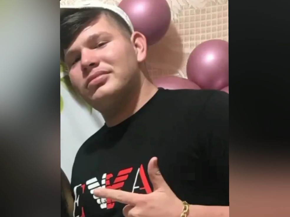 Francisco Tharles Rodrigues Alves, 17 anos, morreu após ser atingido por um tiro no rosto disparado acidentalmente pelo irmão de 19 anos. — Foto: Arquivo pessoal