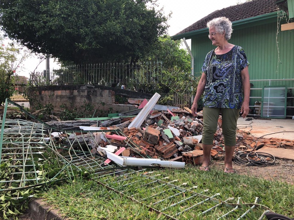 Moradora do local estava sozinha e não se feriu com acidente  — Foto: Joyce Heurich/RBS TV