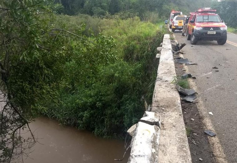 Caminhão-baú destruiu mureta de proteção de ponte e caiu em rio — Foto: Corpo de Bombeiros/Divulgação