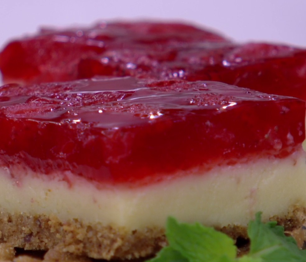 Siga o passo a passo Torta de Chocolate Branco com Morango e Pralinê de Castanha-do-Pará  — Foto: TV Globo
