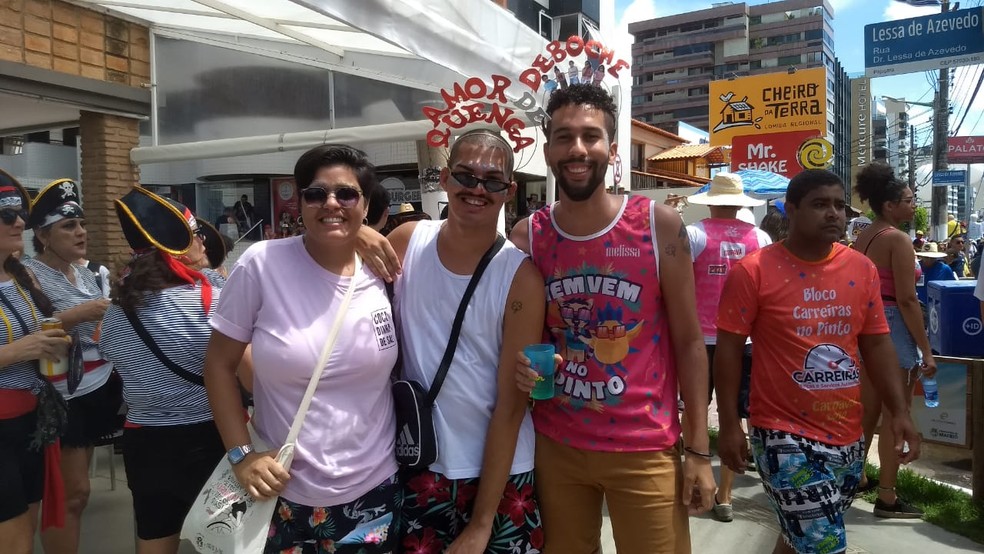Joana Pessoa é de Recife e está com amigos de Maceió aproveitando o Pinto da madrugada em Maceió — Foto: Foto: Jamerson Soares/G1