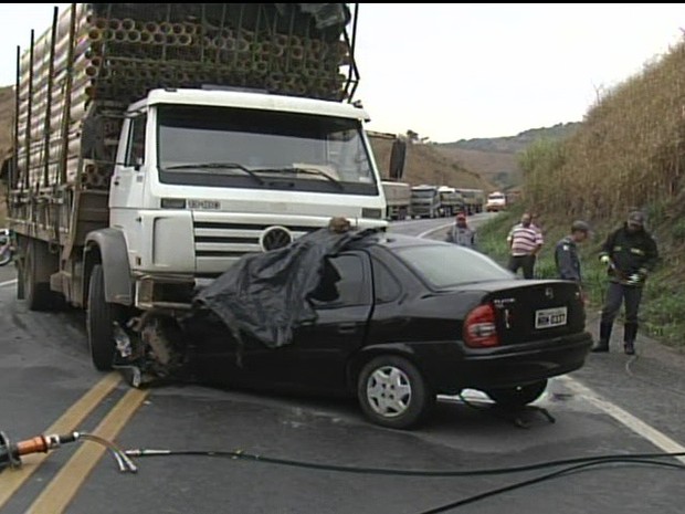 Motorista do veículo de passeio morreu na hora do acidente (Foto: Reprodução Intertv dos Vales)