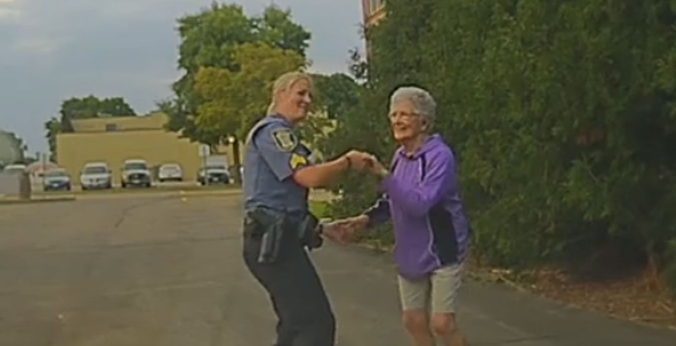 Vídeo em que policial se une a dancinha de idosa nos EUA viraliza (Foto: Austin Police Department - Minnesota/Facebook)