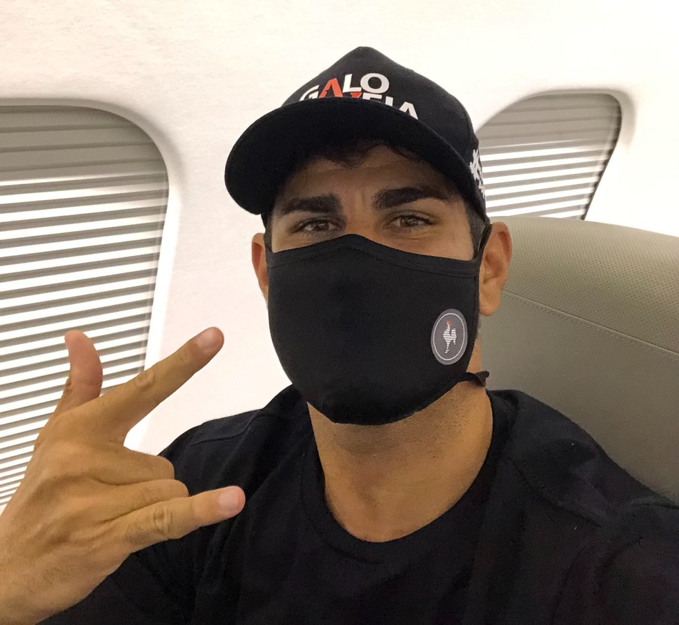 Diego Costa posa para foto na chegada ao Brasil — Foto: Divulgação/CAM