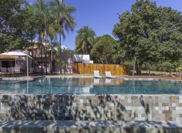 O revestimento de pedra Hijau foi eleito para a piscina, uma vez que lembra o verde das cachoeiras da região mineira (Foto:  Maurício Froldi/ Divulgação)