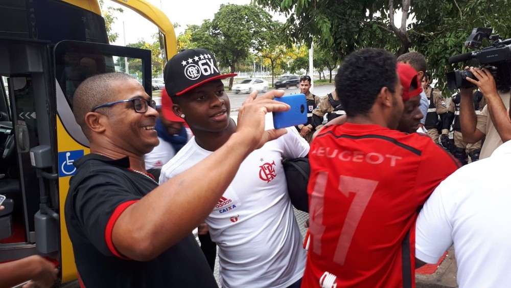 Sem Vizeu, mas com festa para Lincoln, Flamengo desembarca em Vitória
