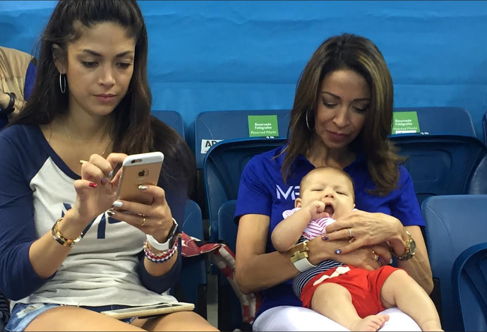Filho de Michael Phelps com mãe e avo na arquibancada (Foto: Fabrício Marques/Globoesporte.com)