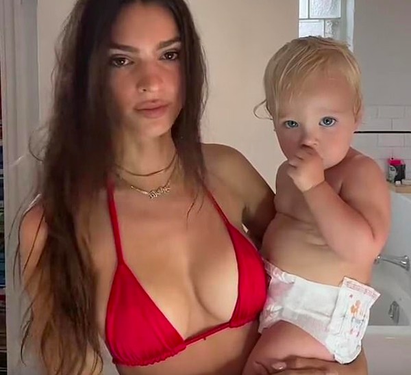 A atriz e modelo Emily Ratajkowski com o filho no colo em meio à sua tentativa de corte de cabelo (Foto: TikTok)