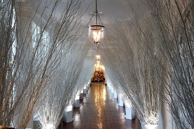 WASHINGTON, DC - NOVEMBER 27:  Christmas decorations in a hallway of the East Wing of the White House during a press preview of the 2017 holiday decorations November 27, 2017 in Washington, DC. The theme of the White House holiday decorations this year is (Foto: Getty Images)