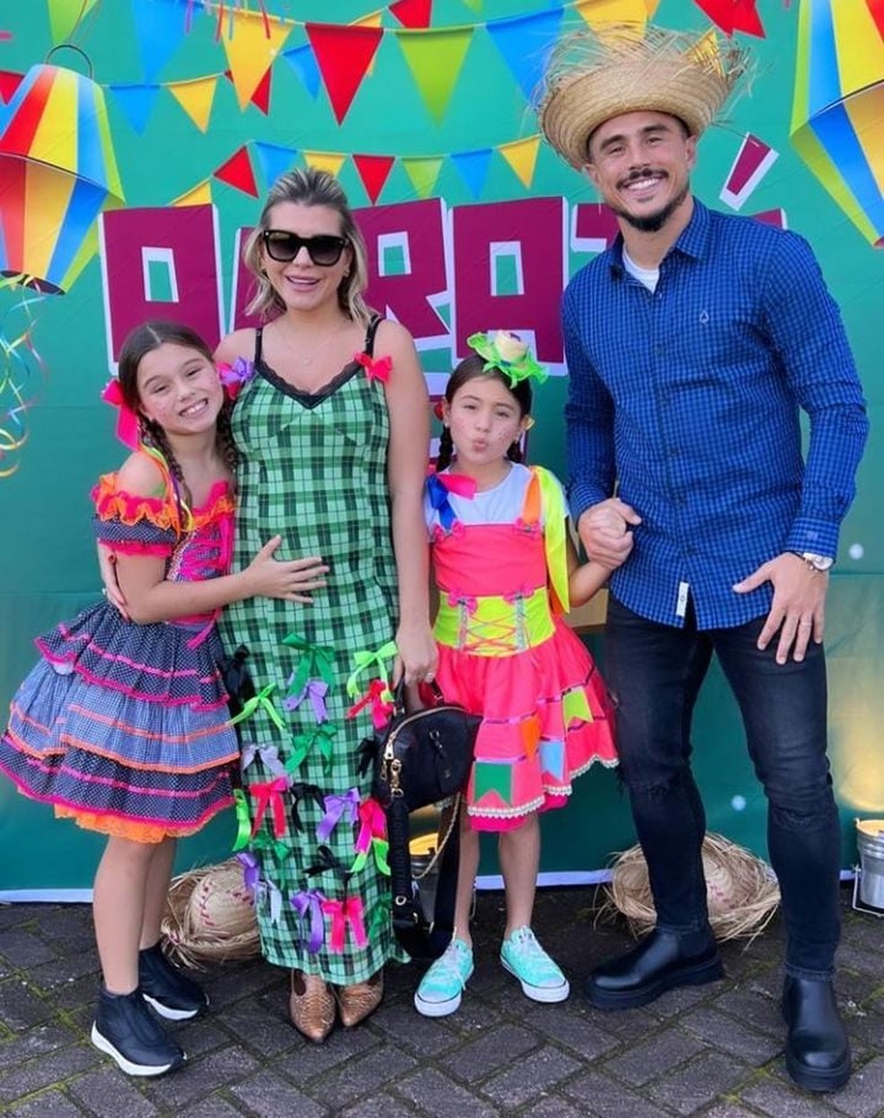 Willian Bigode e sua família no arraiá do Fluminense — Foto: Divulgação