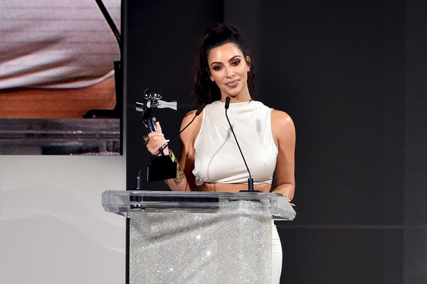 Kim Kardashian com o prêmio de moda recebido por ela (Foto: Getty Images)
