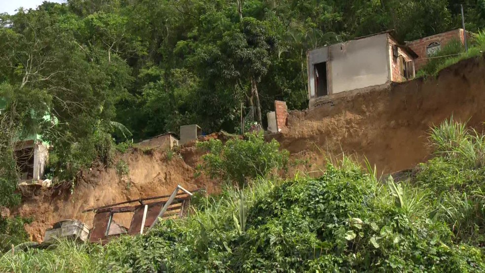 Deslizamento deixa mortos no Morro da EsperanÃ§a, em NiterÃ³i â€” Foto: ReproduÃ§Ã£o/TV Globo