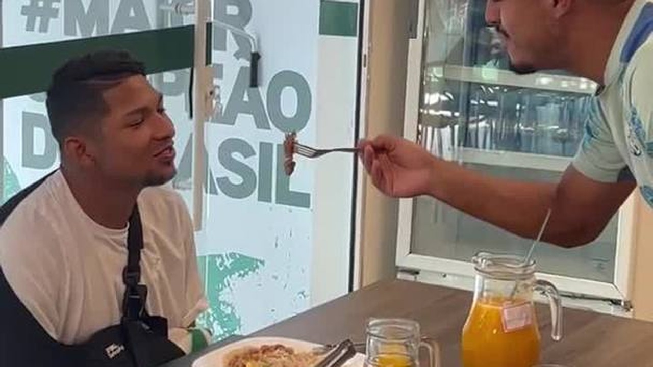 Olha o avi&atilde;ozinho! Gabriel Menino brinca com Rony e d&aacute; de comer para o atacante
