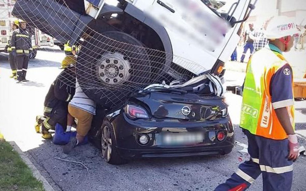 Caminhão que caiu sobre carro na África do Sul; motorista havia estacionado o veículo, mas ele desceu desgovernado por um morro — Foto: Netcare911/BBC