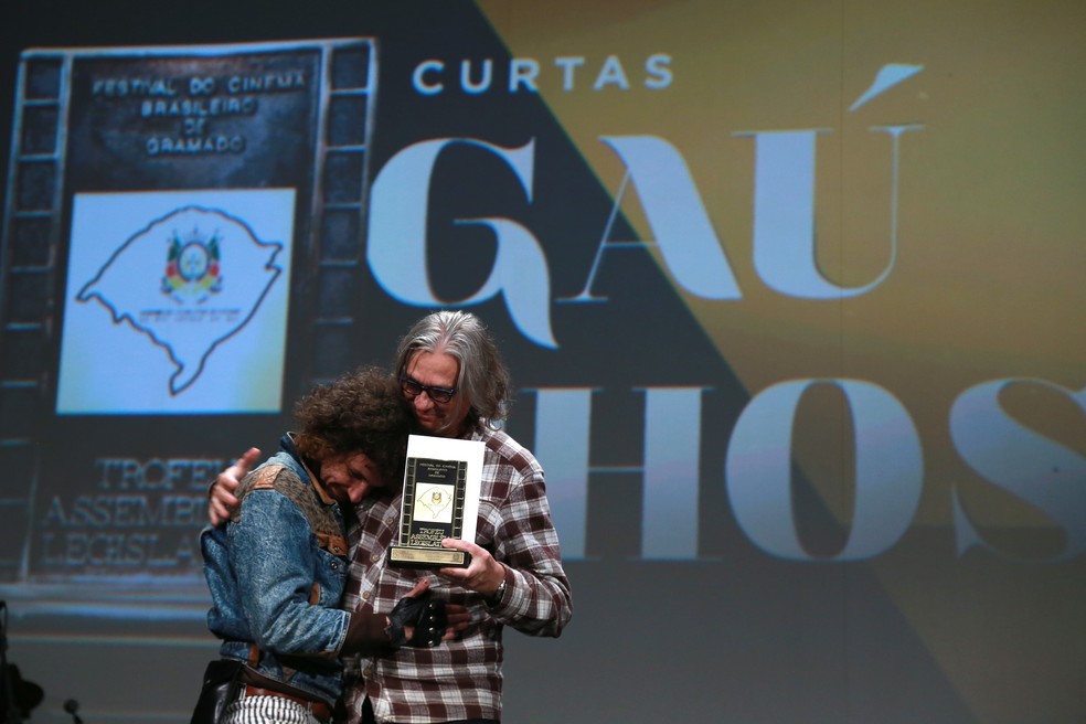 Lufe Bollini recebeu o prêmio das mãos de Carlos Gerbase (Foto: Edison Vara/ Pressphoto)