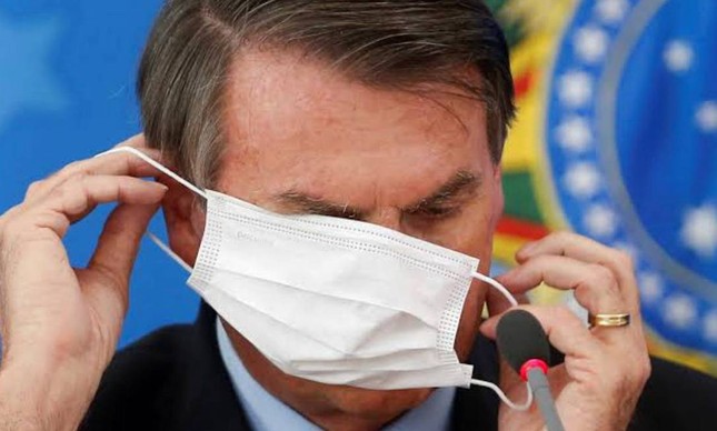 Presidente Jair Bolsonaro se atrapalha ao colocar máscara