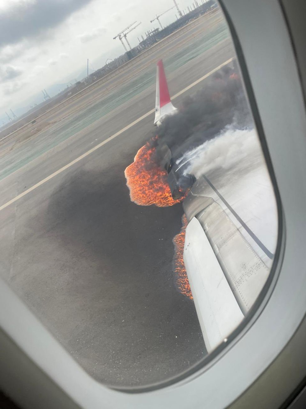 Imagem de asa do avião que teve um acidente no aeroporto de Callao, no Peru — Foto: Reprodução/@danielicm7