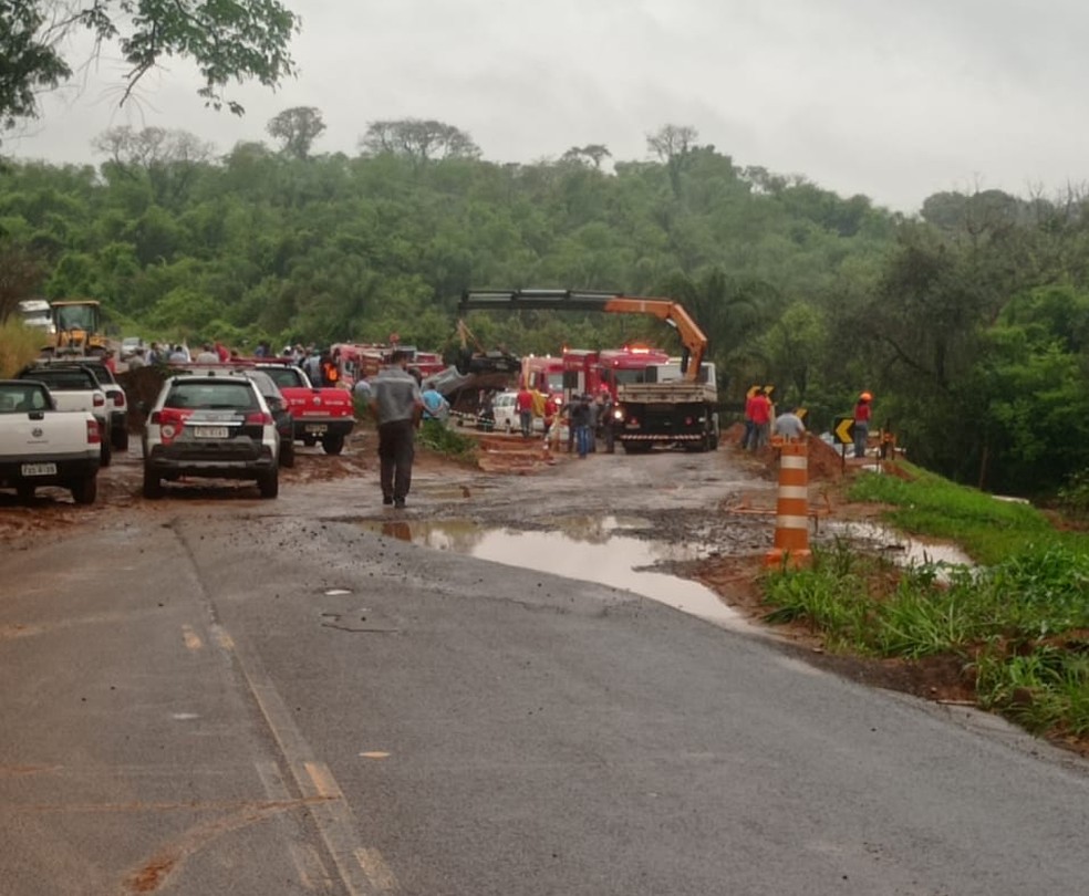 Guindaste ajudou na retirada do veículo do Córrego da Onça, em Parapuã (SP) — Foto: Lucas Welington