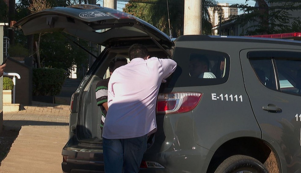 Dupla &eacute; presa em Ribeir&atilde;o Preto (SP) por suspeita de fraude em saques de programas assistenciais &mdash; Foto: Reprodu&ccedil;&atilde;o / EPTV