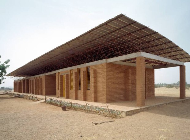 Escola Primária de Gando: projeto inovador que resolveu problemas de iluminação e ventilação deficientes das construções locais (Foto: Kéré Architecture / Divulgação)
