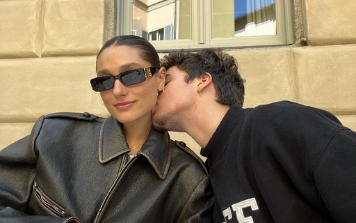 Sasha Meneghel ganha beijo do marido no pescoço em viagem à Itália