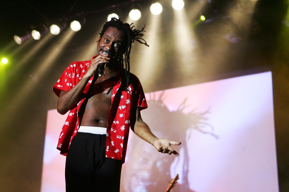  O cantor Luiz Melodia se apresenta no show de abertura da VI Festa Literária Internacional de Paraty (FLIP), que homenageou o escritor Machado de Assis, em julho de 2008 (Foto: Tiago Queiroz/Estadão Conteúdo/Arquivo)