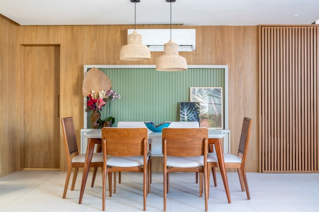 Já o lado verde faz referência às florestas (Foto: Gustavo Bresciani) Décor do dia: living com bastante madeira e decoração em tons de azul e verde (Foto: Gustavo Bresciani)