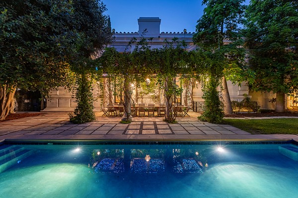 Bridget Fonda e Danny Elfman colocaram à venda suas mansões conjugadas por R$ 82 milhões (Foto: Divulgação)