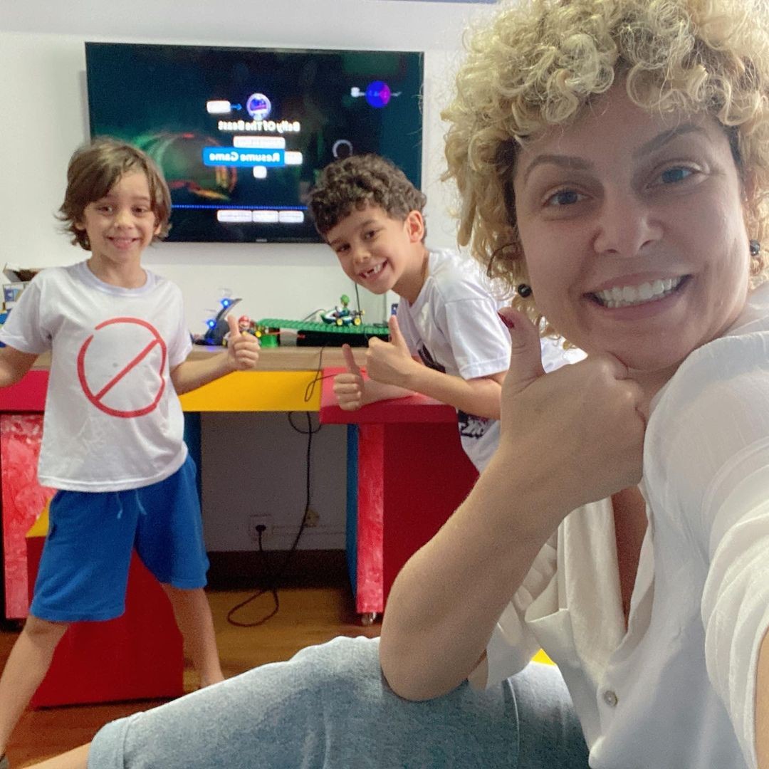 Bárbara Borges posa com os filhos que jogam uma partida de videogame (Foto: Reprodução Instagram)