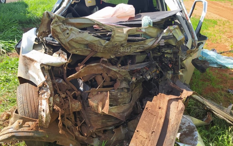 Foto mostra Honda Fit destruído após acidente que deixou três mortos na BR-364, em Cachoeira Alta, Goiás    — Foto: Reprodução/PRF