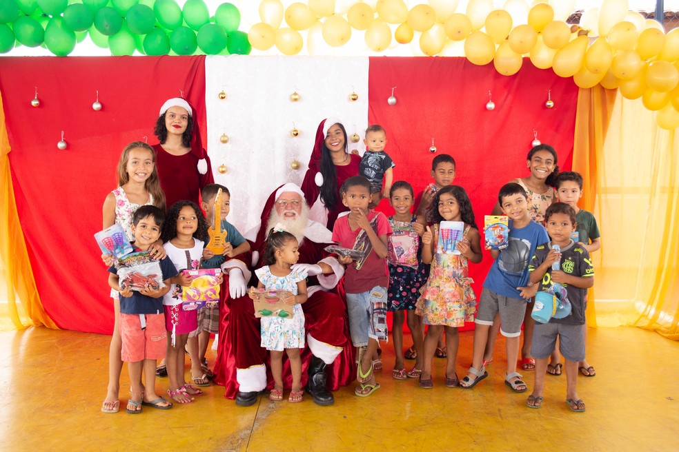 Crianças de escolas públicas foram beneficiadas por ação de voluntários — Foto: Jackyi Brito/Divulgação