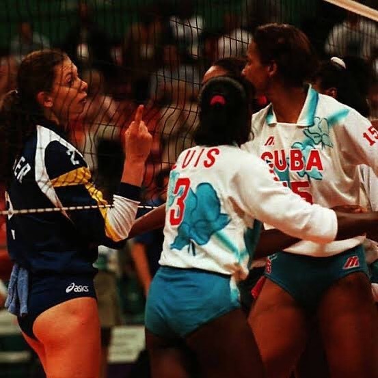 Ana Moser discute com jogadoras da Seleção de Cuba nas Olimpíadas de 96 (Foto: Reprodução: Instagram)